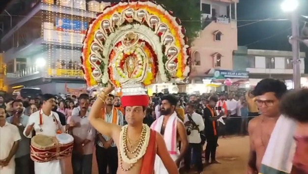 Sullia: The main attraction of this fair is the chariot festival: a sea of people from all over the village