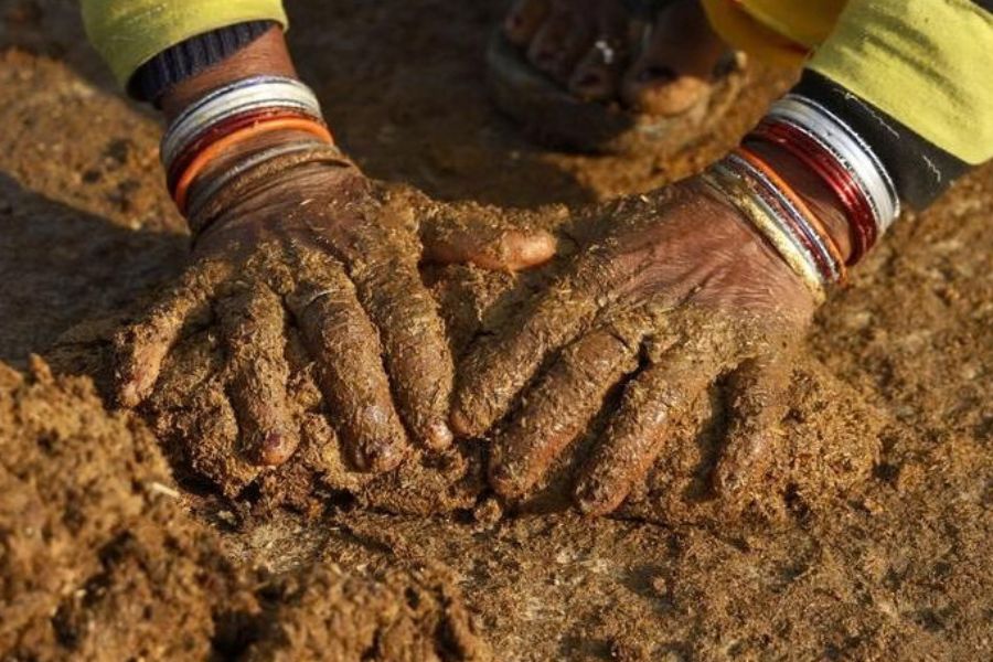 Lifestyle why-hands-legs-turn-white-when-standing-in-cow-dung