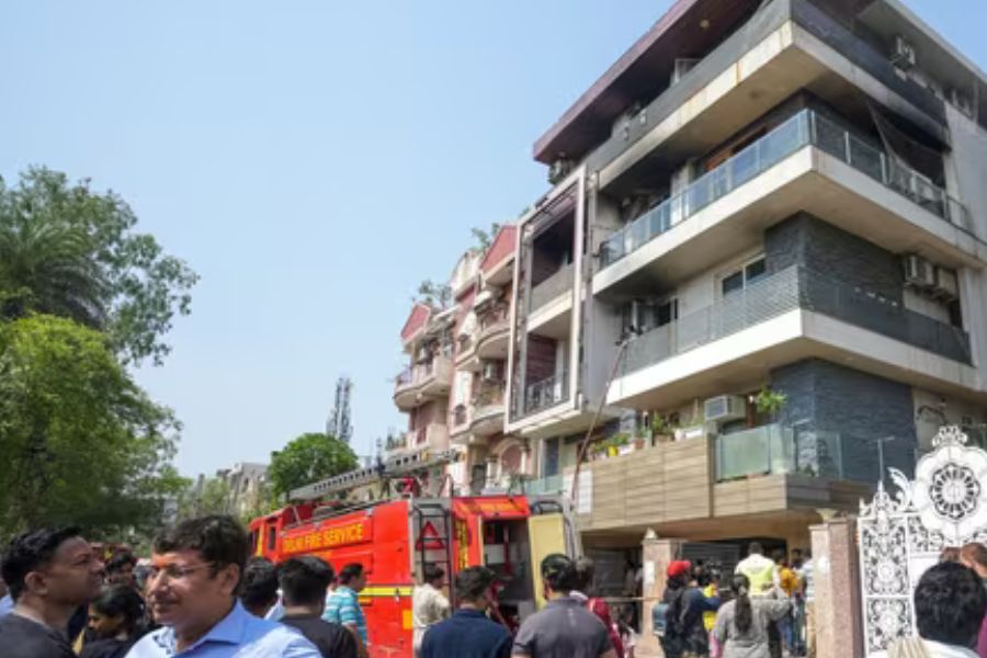 delhi vivek vihar fire 9 dead residential building
