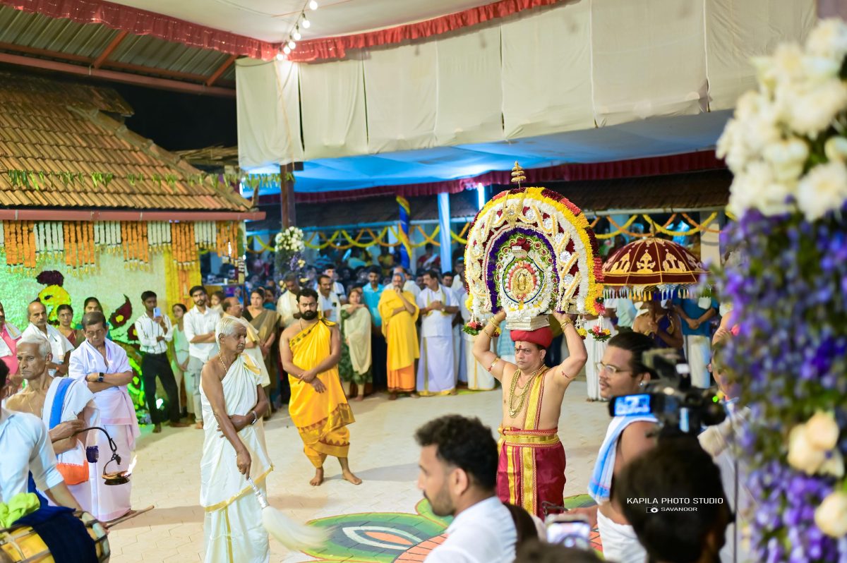 ಪ್ರತಿ ವರ್ಷವೂ ಜಲದುರ್ಗೆಗೆ ಮಲ್ಲಿಗೆ ಅರ್ಪಿಸಲಾಗುತ್ತದೆ. ಪ್ರತಿ ವರ್ಷವೂ ದೇವಿಗೆ ಅರ್ಪಿಸುವ‌ ಮಲ್ಲಿಗೆಯ ರಾಶಿ ಹೆಚ್ಚುತ್ತಲೇ ಇದೆ ಎನ್ನಲಾಗುತ್ತಿದೆ. ಅದಾಗ್ಯೂ, ಇತ್ತೀಚೆಗೆ ನಡೆದ ಜಾತ್ರಾಮಹೋತ್ಸವದ ಸಂದರ್ಭದಲ್ಲಿ ಇತಿಹಾಸದಲ್ಲೇ ಮೊದಲ ಬಾರಿ ಭಾರಿ ಪ್ರಮಾಣದಲ್ಲಿ ಮಲ್ಲಿಗೆಯನ್ನು ಅರ್ಪಿಸಲಾಗಿದ್ದು, ಗರ್ಭಗುಡಿಯೊಳಗೆ ಮಲ್ಲಿಗೆಯ ರಾಶಿಯೇ ಕಾಣಿಸುತ್ತಿತ್ತು. ಈ ರಾಶಿಯಲ್ಲಿ ಕುಳಿತಿಹ ಜಲದುರ್ಗೆಯ ನೋಡಿ ಕಣ್ತುಂಬಿಕೊಂಡರು